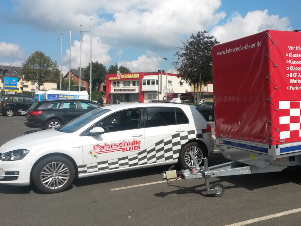 fahrschule auto anhänger